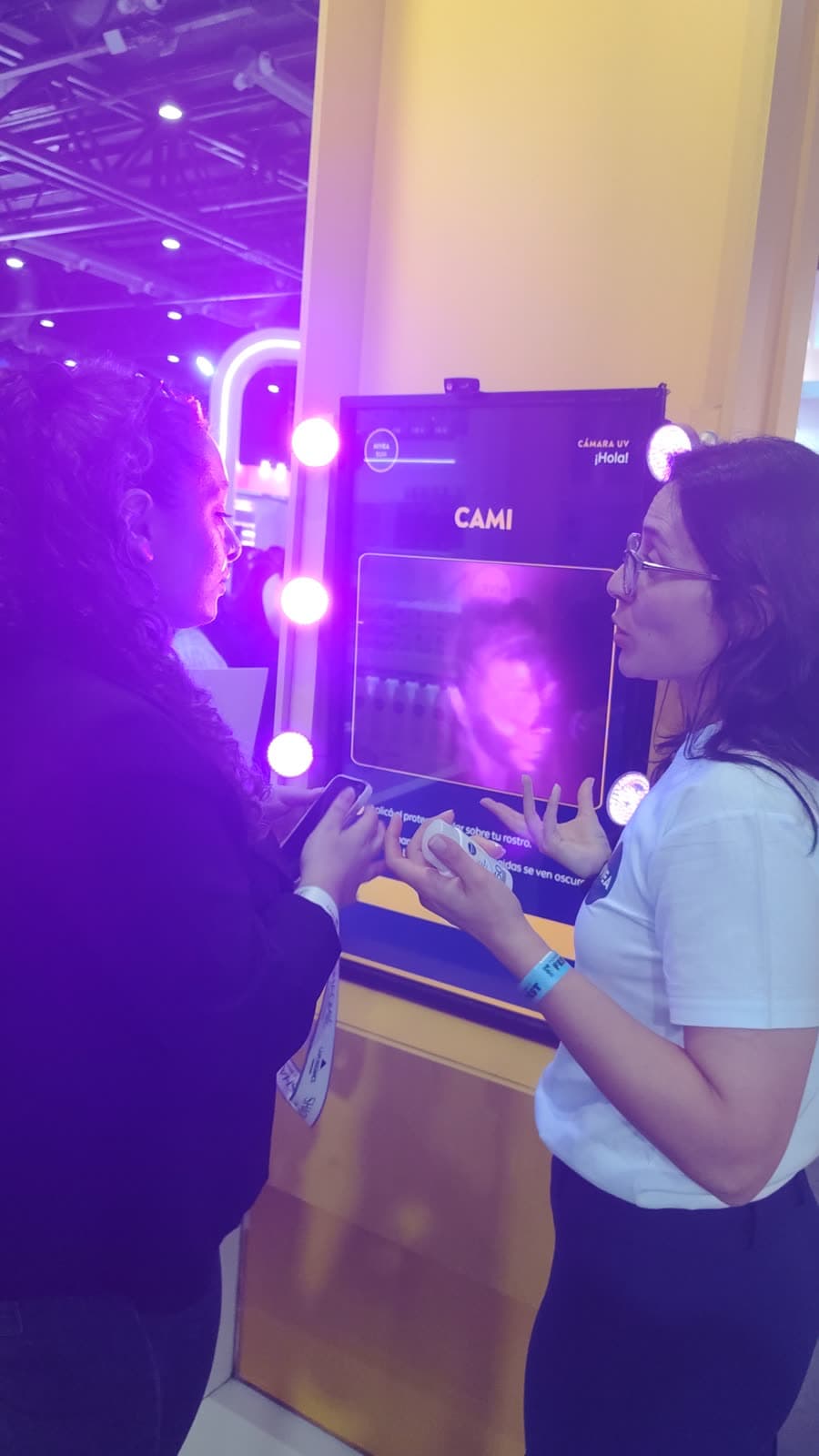 Cámara UV de Nivea: una participante se saca la foto frente a la pantalla