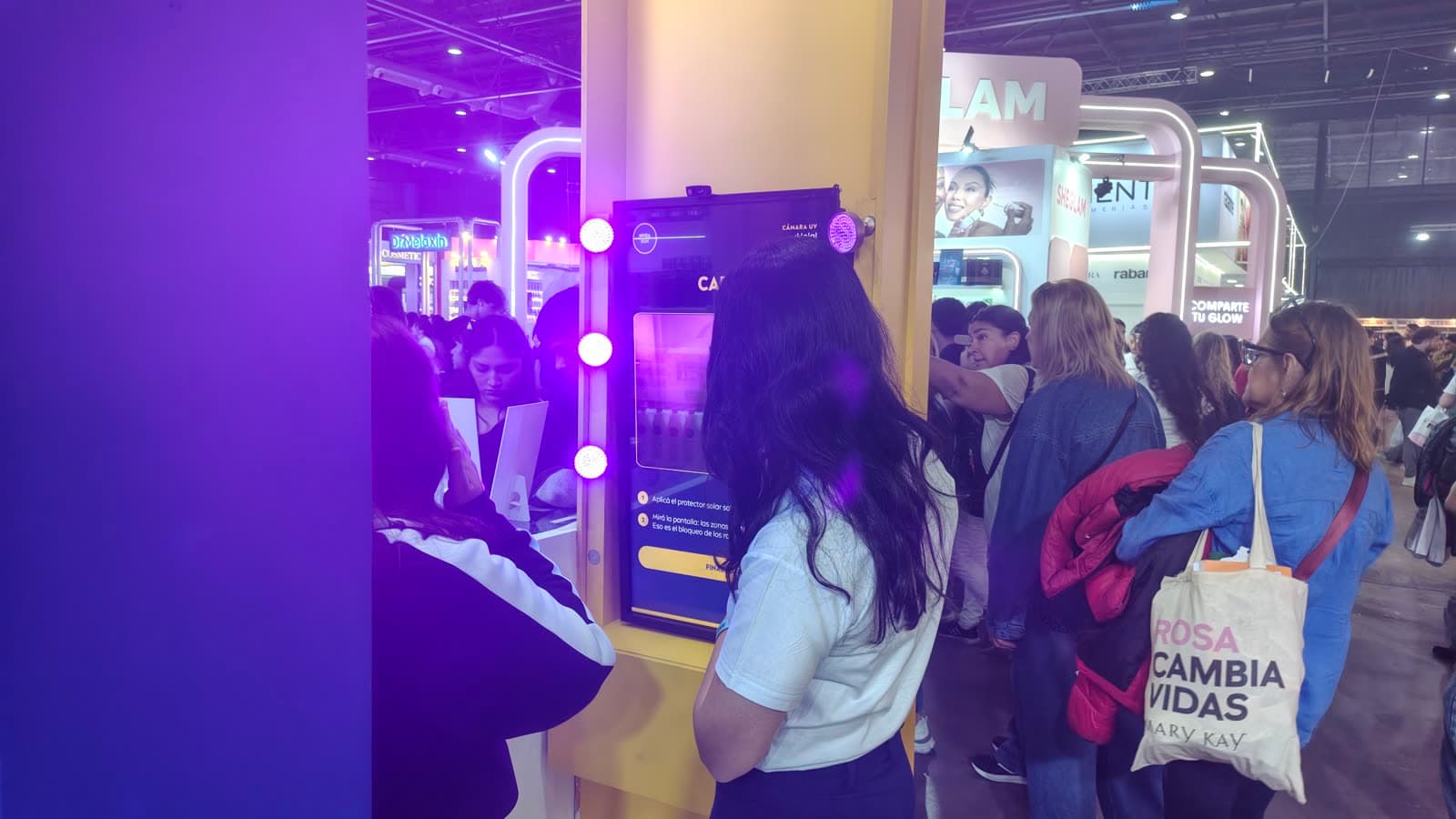 Fila para la cámara UV de Nivea en una feria