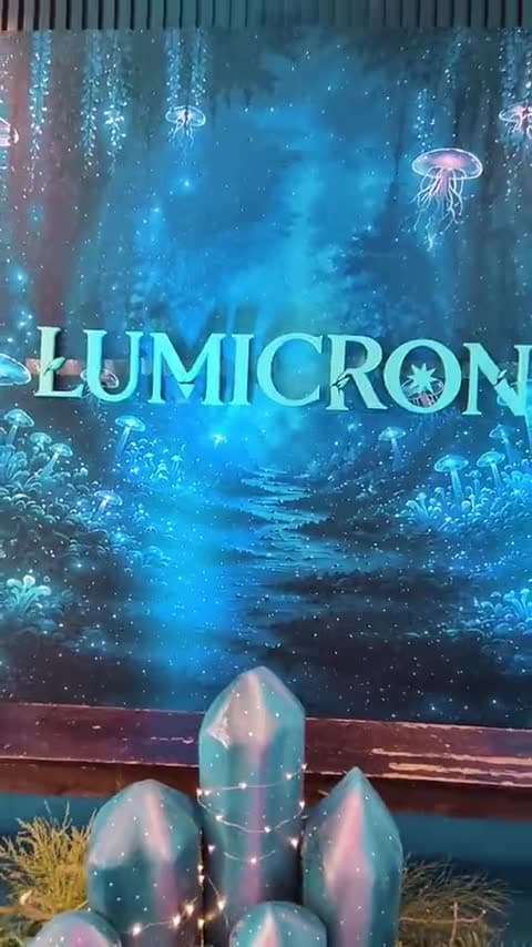Carrera por Lumicron de El Cronista, frente a pantalla LED