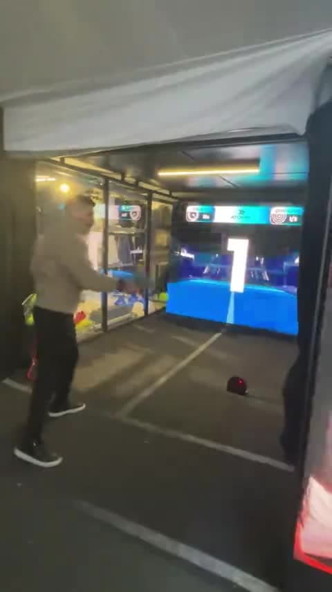 Juego con pelota frente a una pantalla LED