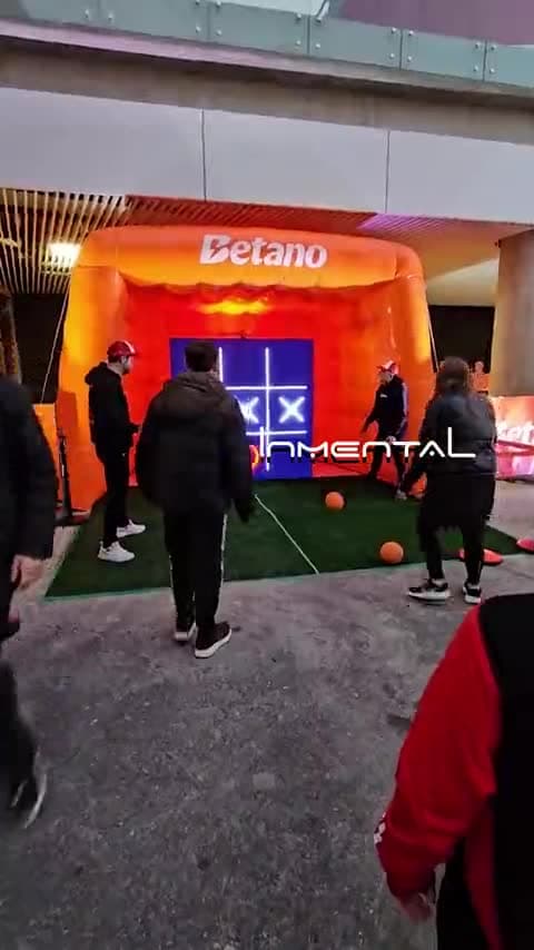 Chicos pateando penales en una cancha interactiva