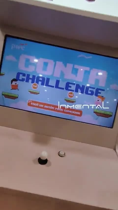 Arcade con joystick de PwC en uso