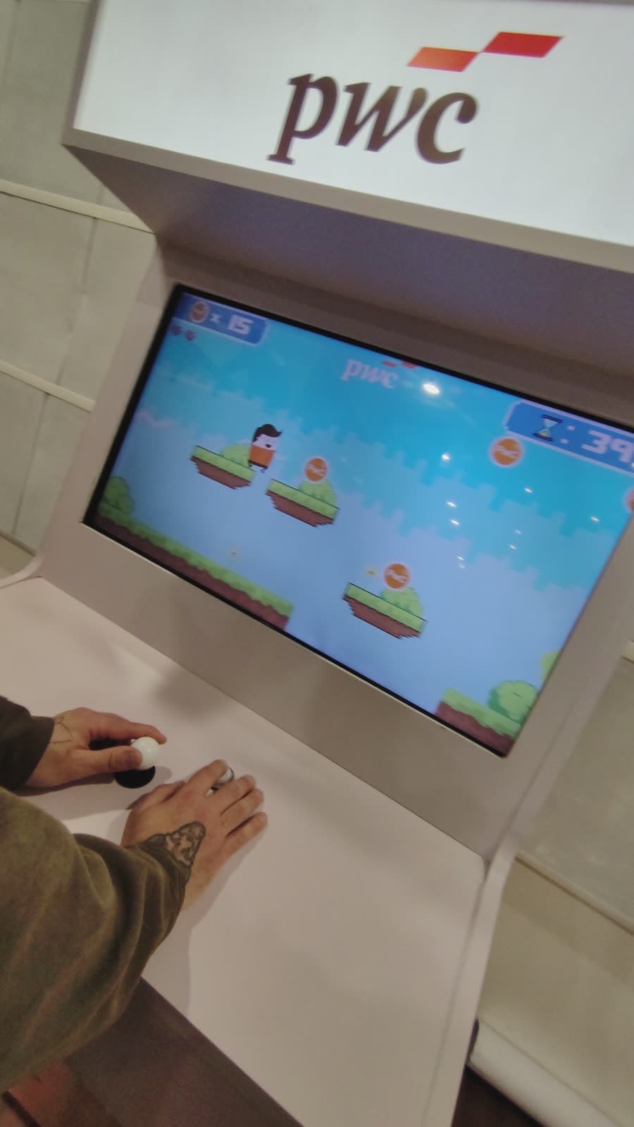 Arcade con joystick de PwC