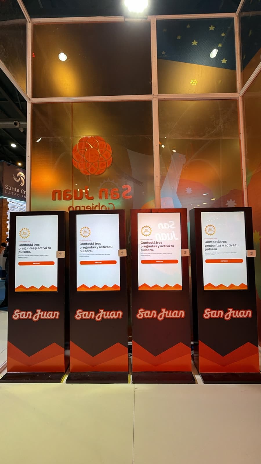 Cuatro tótems táctiles en el stand de San Juan