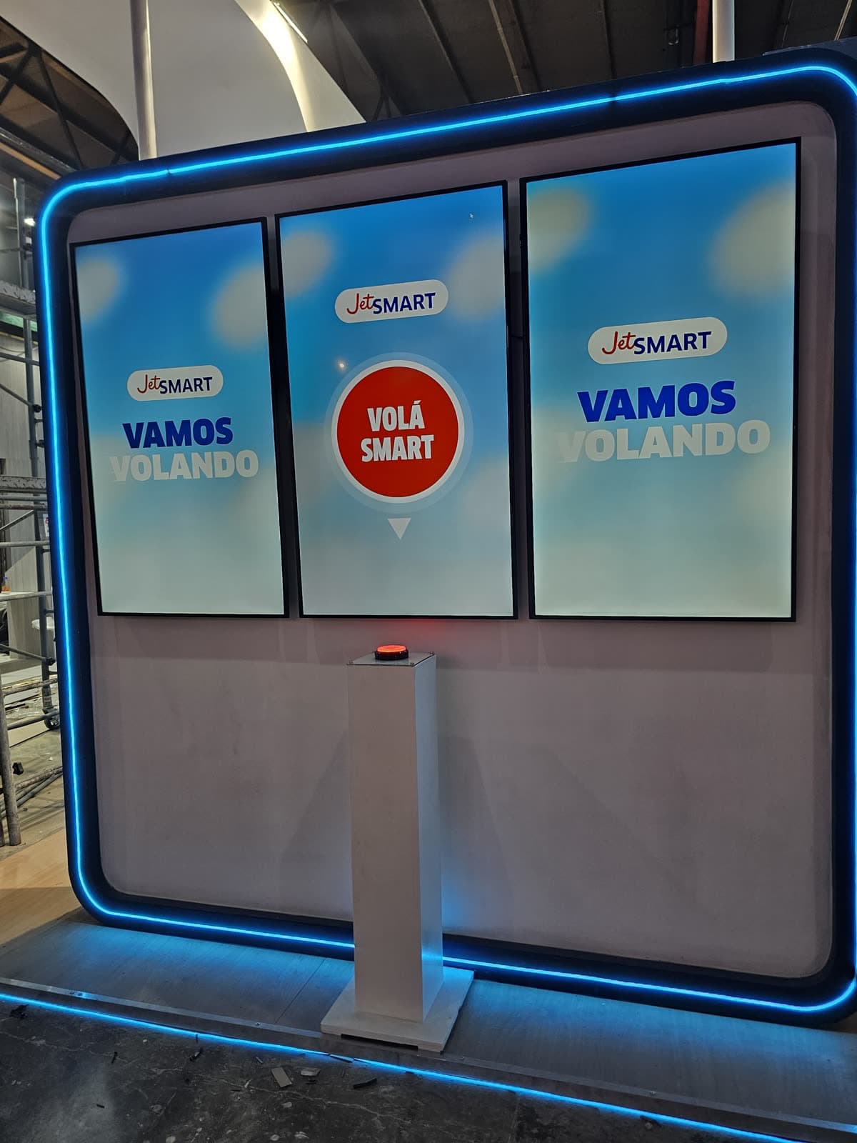 Juego en tres pantallas táctiles