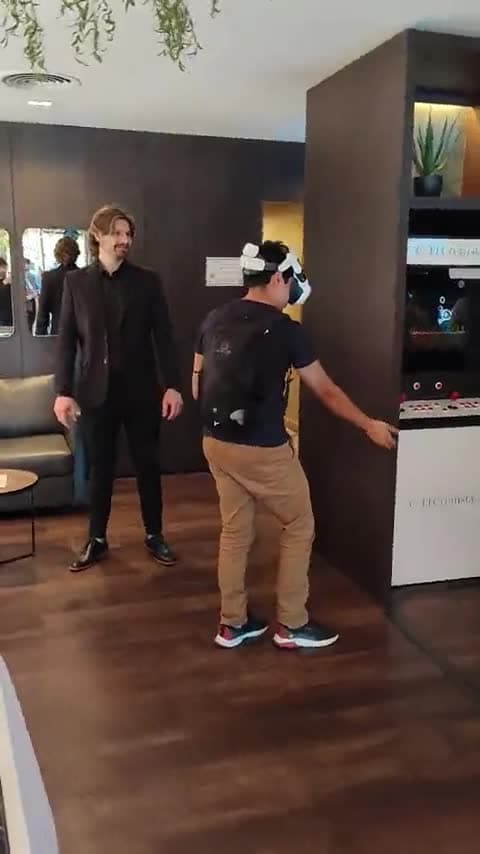 Jugador con visor de realidad virtual en un stand