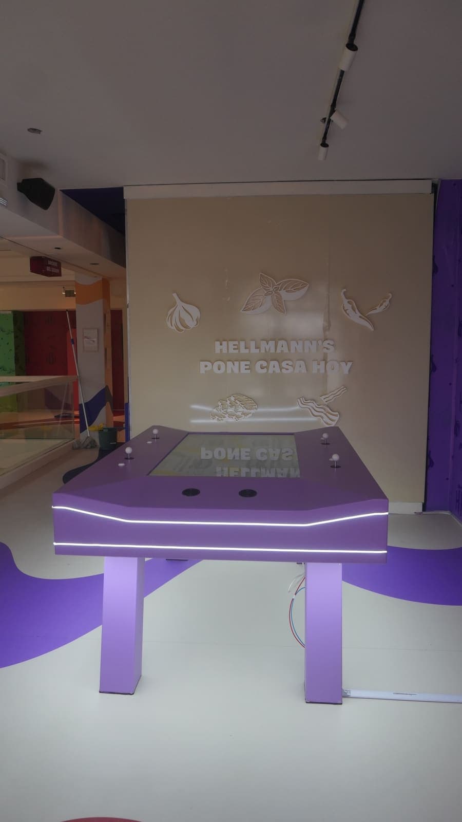 Mesa arcade para cuatro · Hellmann's