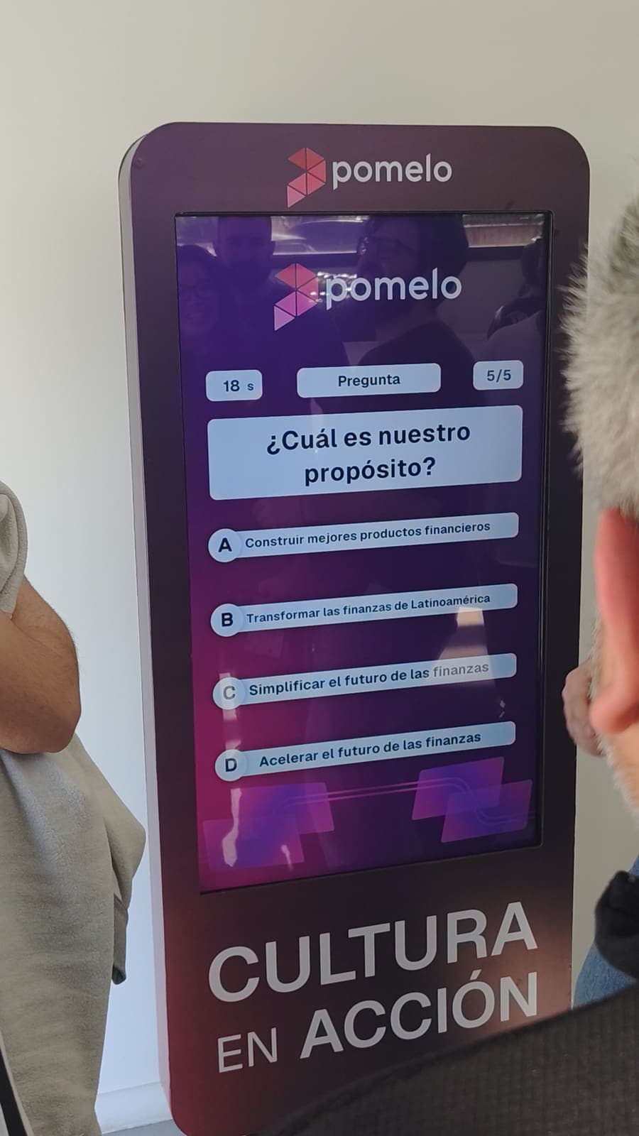 Trivia en tótems · Pomelo