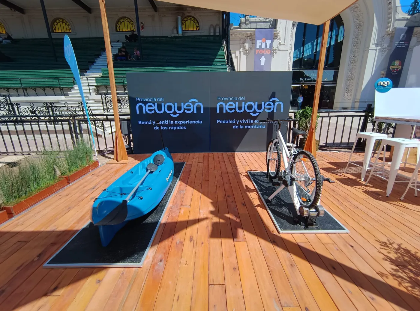 Kayak y bicicleta interactivos en el stand de Neuquén